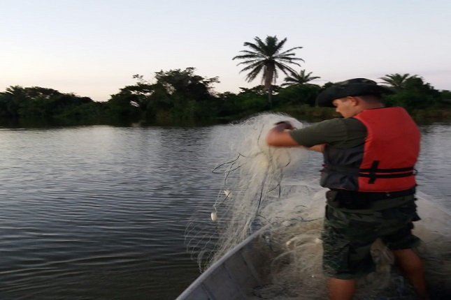 Polícia Militar Ambiental apreende redes de pesca irregulares no Norte do Espírito Santo.