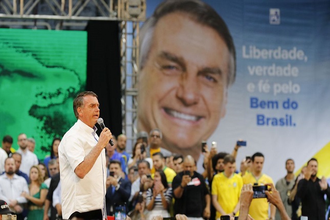 Bolsonaro oficializa sua candidatura à reeleição no TSE, registro revela queda no seu patrimônio. 