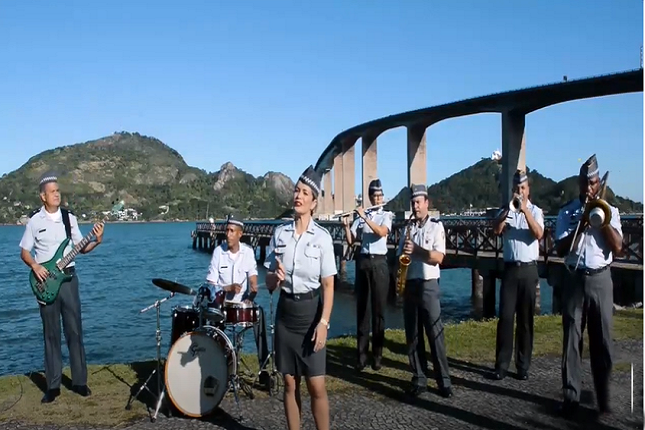 Veja vídeo: Banda da Policia Militar do Espírito Santo. Paz (Heal The World) interpretada pela Soldada Tatiani Celeste.