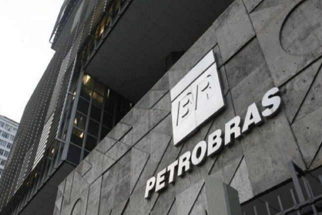 Lucro de R$100 bilhões da Petrobras em 2021 revela preços aumentados além da conta.