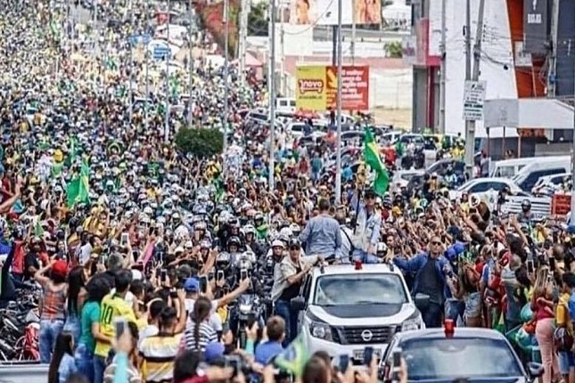 Presidente da República é ovacionado por multidão durante motociata em Pernambuco.