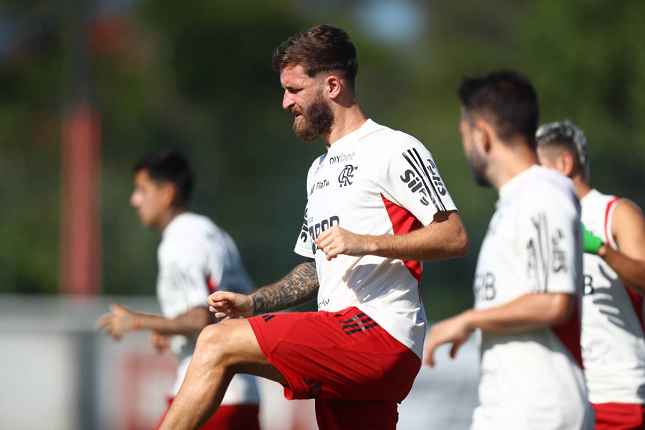 Flamengo realiza último treino antes de viajar para a Argentina.