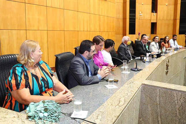Secretária Municipal de Conceição da Barra-ES é homenageada pela Assembleia Legislativa do Espírito Santo.
