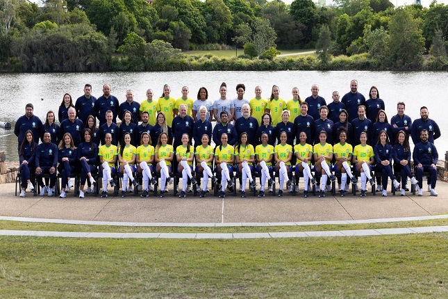 Em meio a treinos, seleção feminina faz foto oficial da Copa do Mundo.