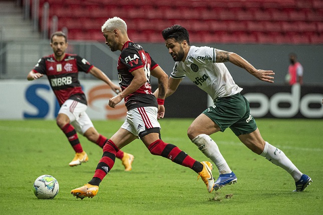 Flamengo vence a equipe do Palmeiras na estreia no Brasileirão.