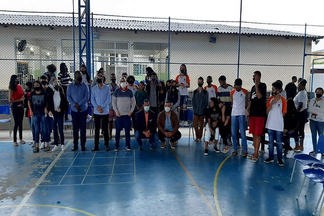 Vereadores participam de debate com estudantes no Distrito de Braço do Rio.