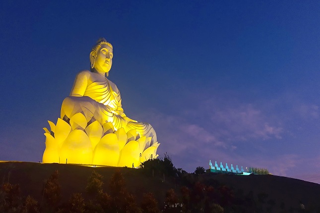 Parceria da Suzano e Detran-ES ilumina o Buda de Ibiraçu nas cores do Maio Amarelo.