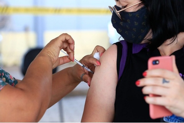 Com noventa milhões de vacinados, o Brasil pode voltar a ter vida normal em outubro.
